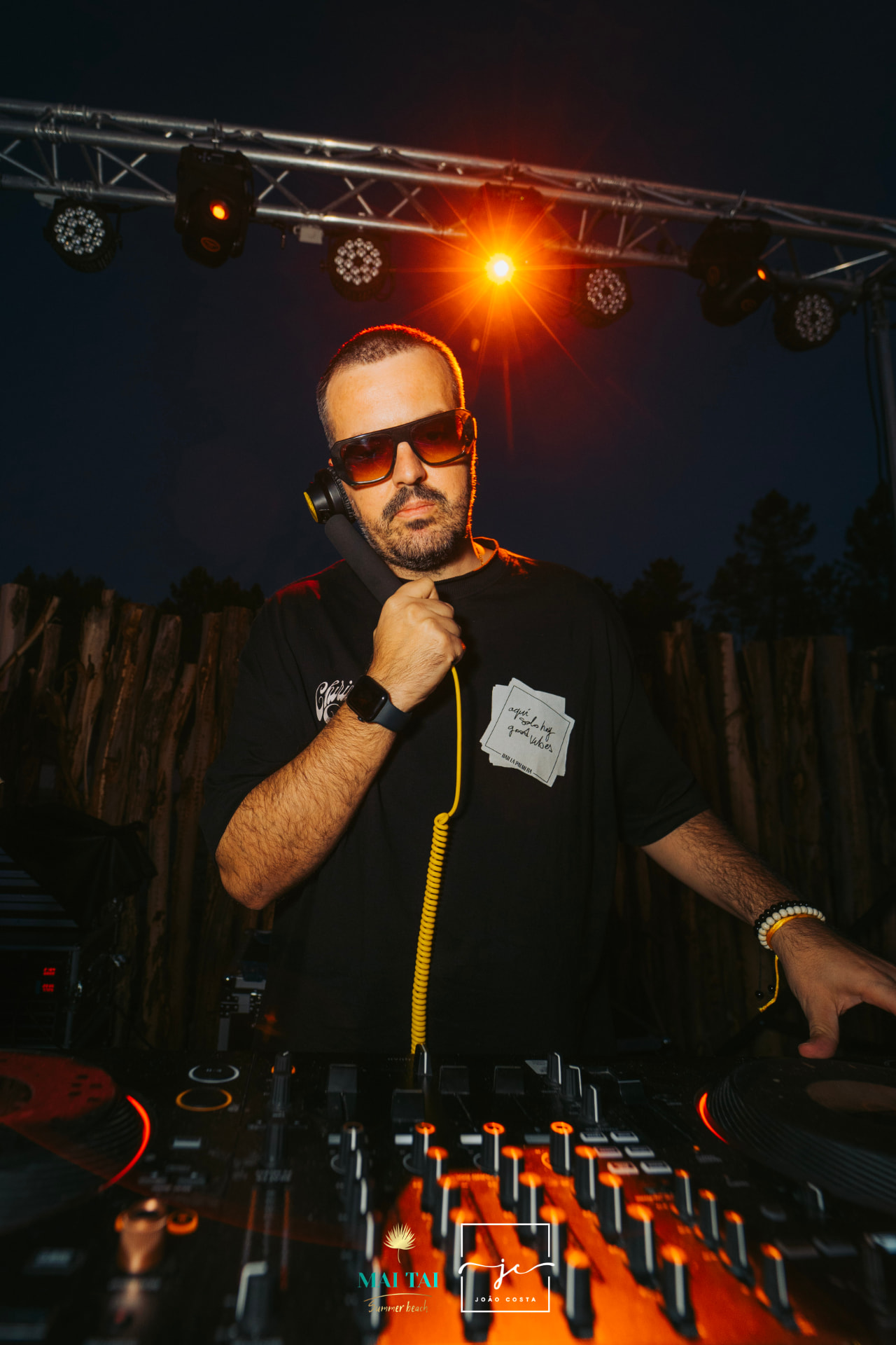 TIAGO SILVA performing live